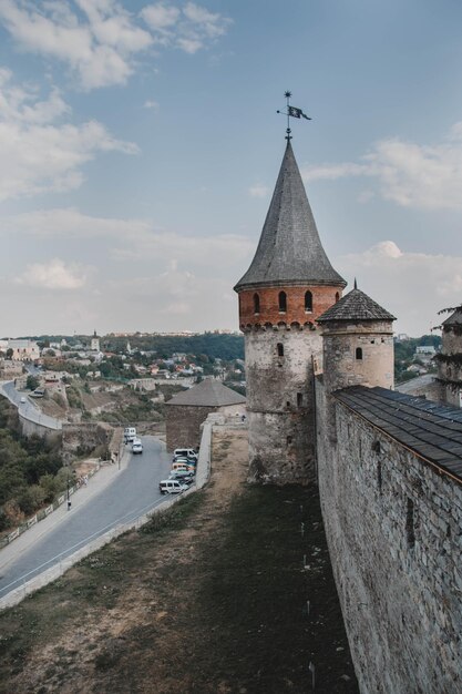 Photo a city is a city and a castle with a bird flying above it.