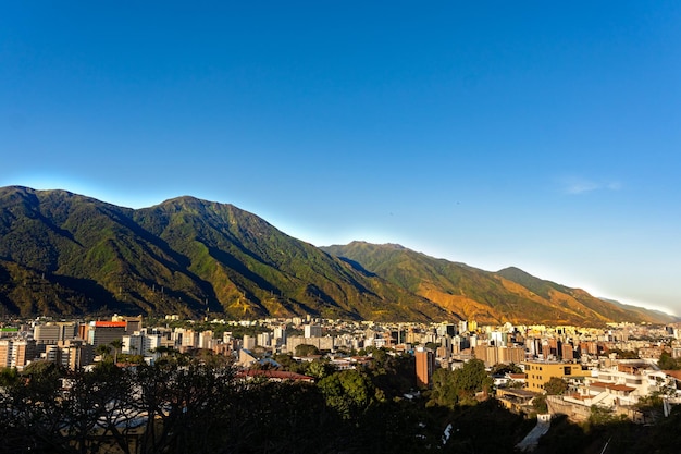 Photo a city is a city with mountains in the background