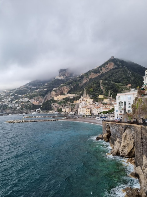 Photo a city is located on a cliff overlooking the ocean