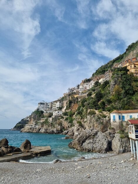 Photo a city is located on a cliff overlooking the water