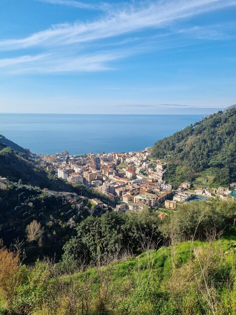 Photo a city is located on a mountain overlooking the ocean