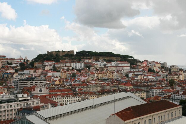 Photo a city is shown with a red roof and a white building with a red roof