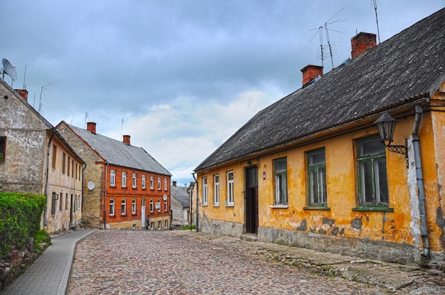 Город Кандава, Латвия. Улица городской вид, путь и дома, Старый центр города в Латвии.