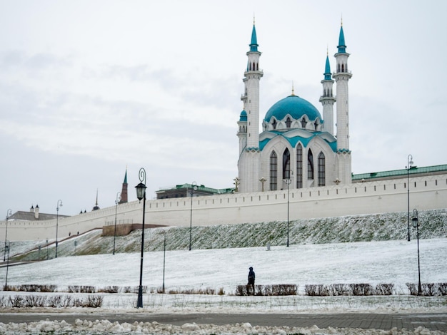 Городской пейзаж с мечетью в центре Старая архитектура