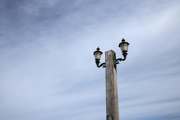 Photo city lantern on the background of a cloudy sky on the north sea coast in the netherlands