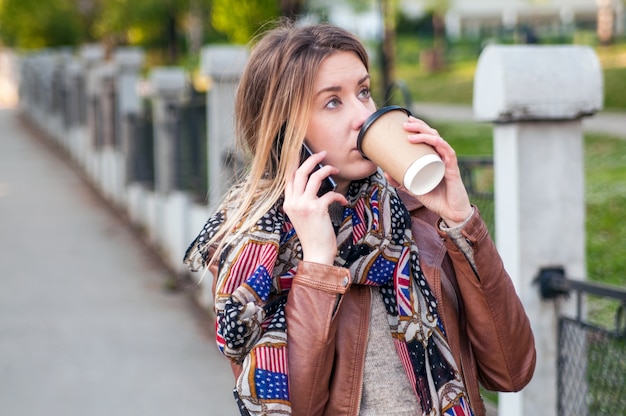 Photo city lifestyle business woman using smartphone. young professional female businesswoman on smart phone