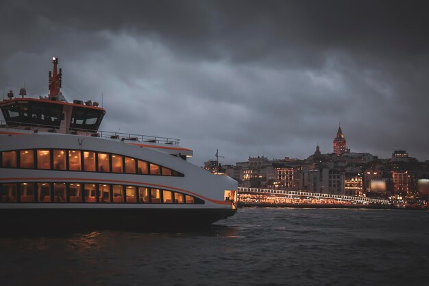 비오고 우울한 날 골든 혼 이스탄불(Golden Horn Istanbul)에서 도시 라인 페리 보트 전망