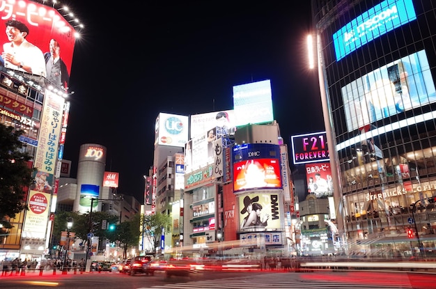 写真 夜に照らされた街