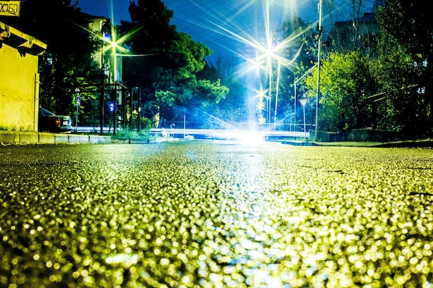 Foto città illuminata di notte