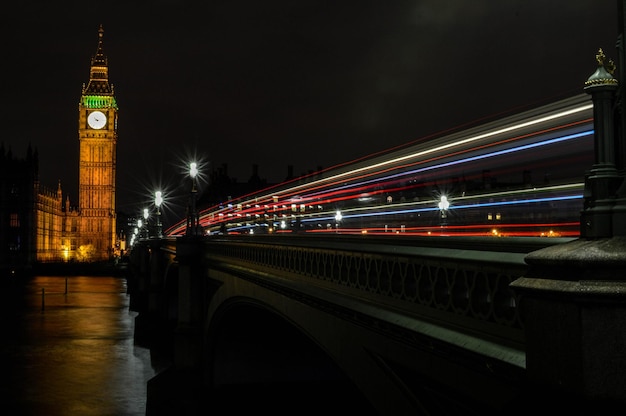 Photo city lit up at night