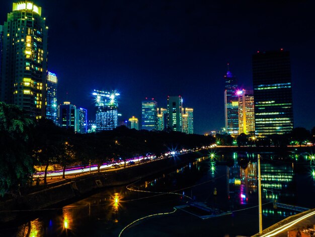 Foto città illuminata di notte