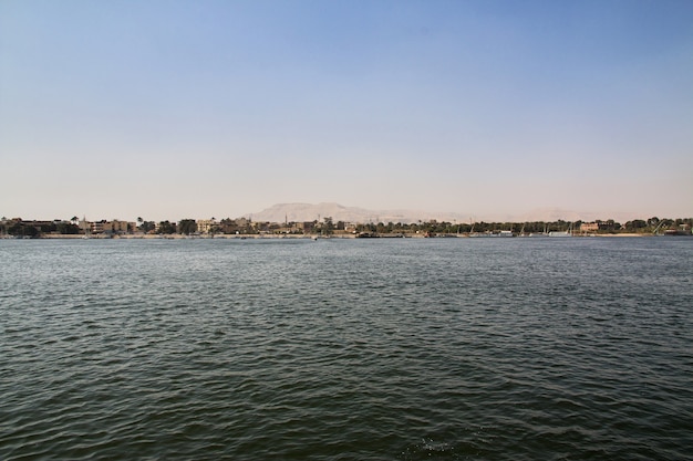 La città di luxor sul fiume nilo in egitto