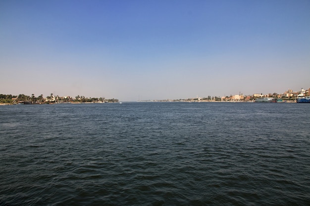 La città di luxor sul fiume nilo in egitto