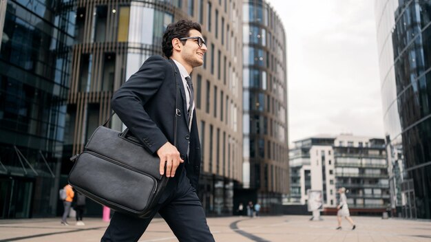 Photo in the city a man in a business suit going to a business center the man is a businessman