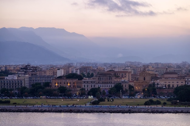 Город на средиземноморском побережье с горами на заднем плане в Палермо, Сицилия, Италия