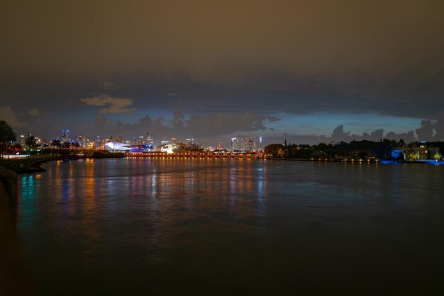 Панорама заката города майами, флорида, с деловыми и жилыми зданиями и мостом на бискейне