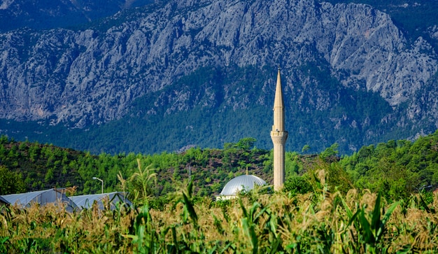 Moschea della città nella città di kirish, kemer, turchia