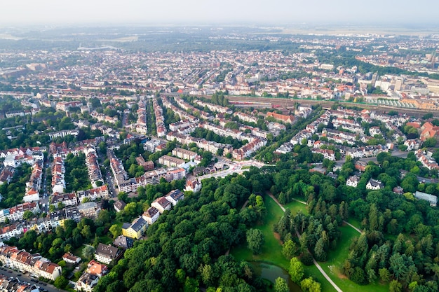 Кадры с дрона с воздуха FPV муниципалитета Бремена. Бремен — крупный культурный и экономический центр северных регионов Германии.