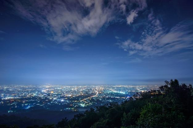 山、チェンマイ、タイの上に視点からの都市の夜