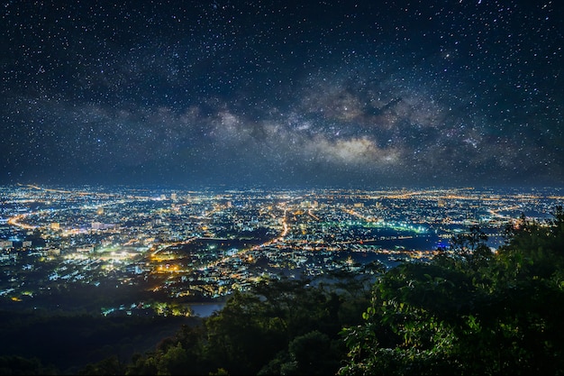 Город ночной пейзаж с точки зрения на вершине горы, Чиангмай, Таиланд