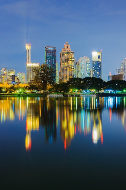 Benjakitti公園、バンコク、タイの街の夜景