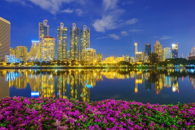 Benjakitti公園、バンコク、タイの街の夜景