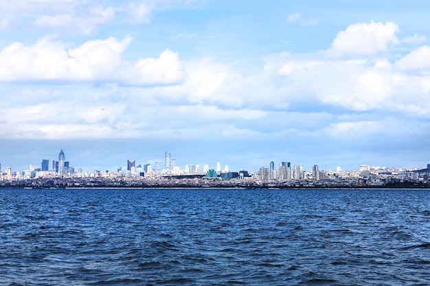 Foto una città sul lato opposto dello stretto di istanbul