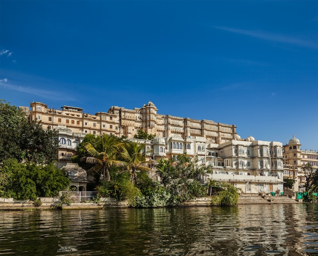 City Palace uitzicht vanaf het meer. Udaipur, Rajasthan, India