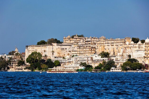 Photo city palace view from the lake udaipur rajasthan india