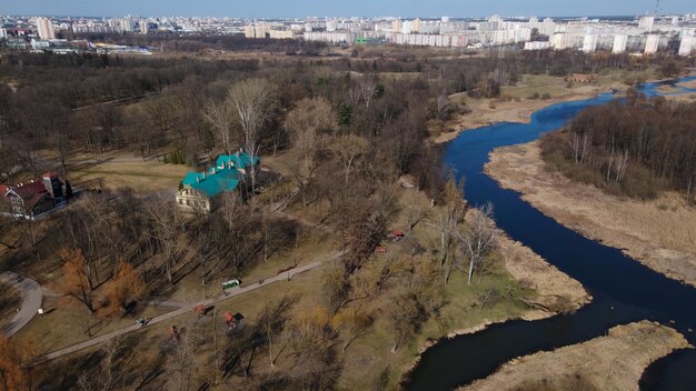 Старые здания и городской парк реки