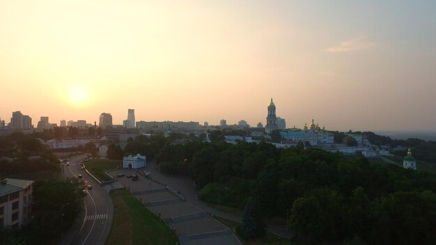 Фото Городской парк на фоне заката вид с воздуха киево-печерская лавра на зеленых холмах