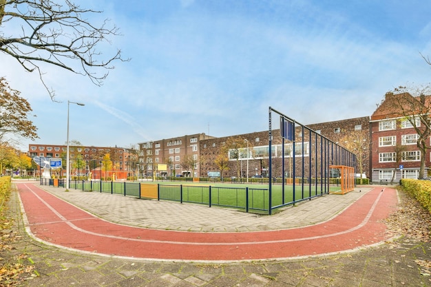 Foto un parco cittadino con campo da tennis e recinzione