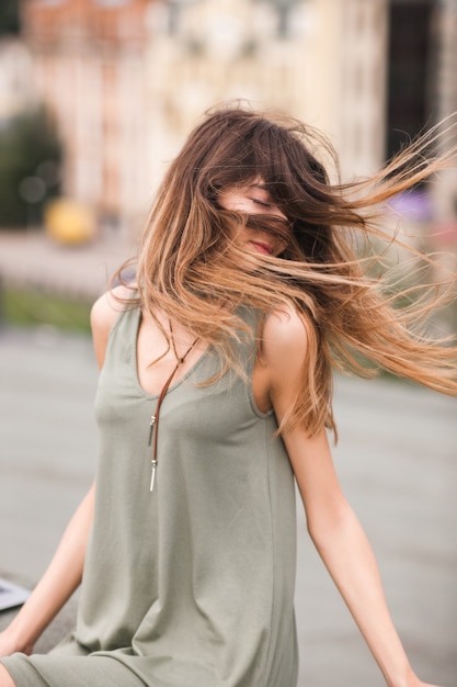 Foto la città si rilassa il concetto grazioso del ritratto della donna. armonia interiore. giovane e bella.