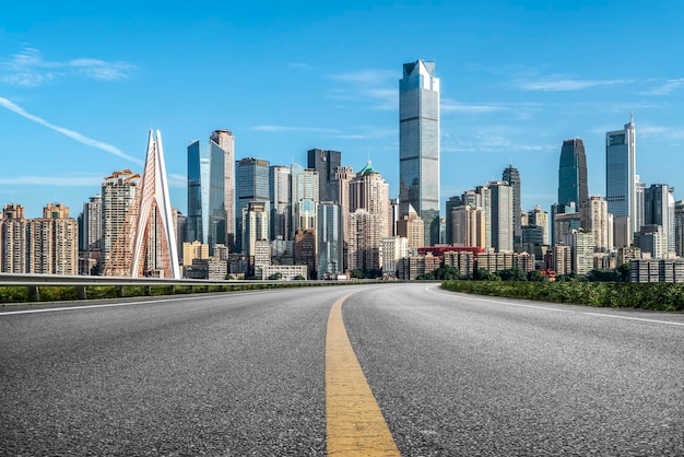 都市道路と近代的な建物の背景