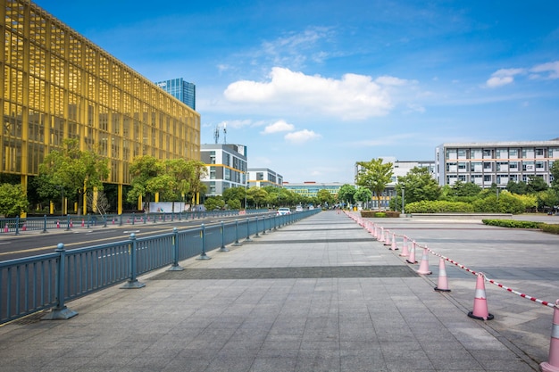 北京の近代的な建物を通る市の道路