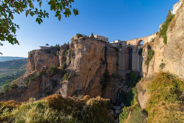 Foto la città di ronda in spagna offre punti panoramici e luoghi da cui viste spettacolari