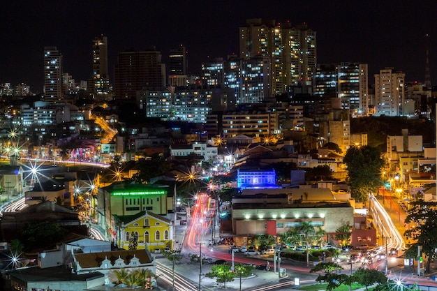 Город Сальвадор Баия ночью Автомобиль и огни дома