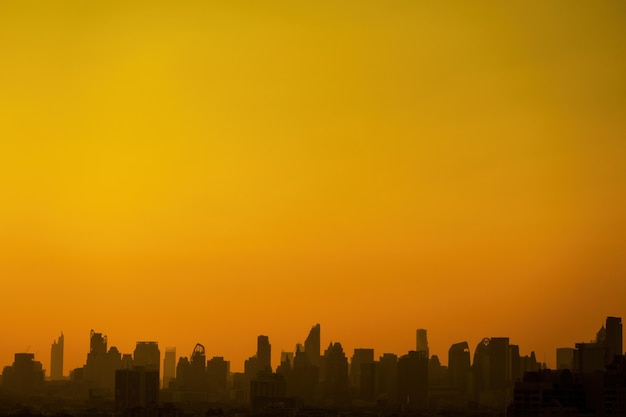 Foto city scape silhouetten oranje hemel met brede kopie ruimte.