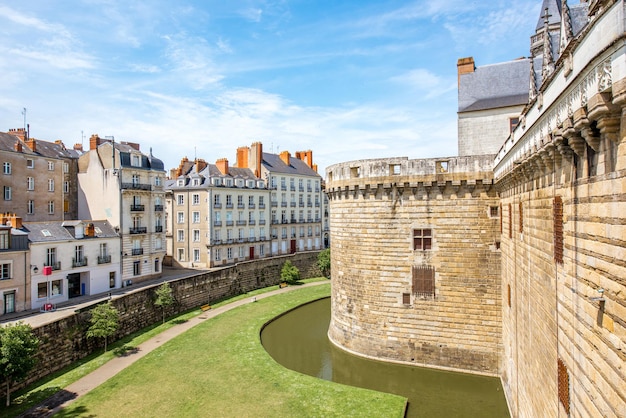 フランスの晴天時のナント市の城壁と美しい建物のある街並みの眺め