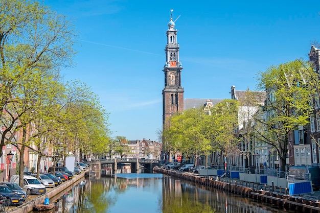 Foto scena della città da amsterdam con la westerkerk nei paesi bassi
