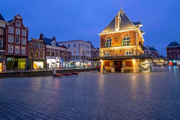 Photo city scenic from the city leeuwarden with the waag building in the netherlands at sunset