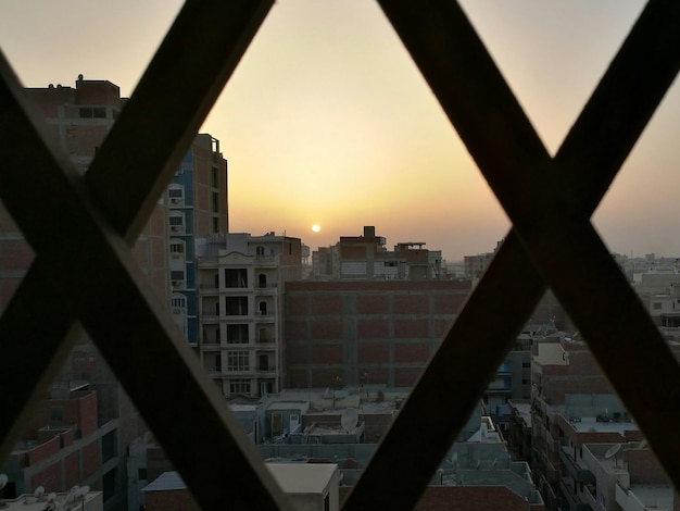 写真 夕暮れの空を背景に窓から見た街