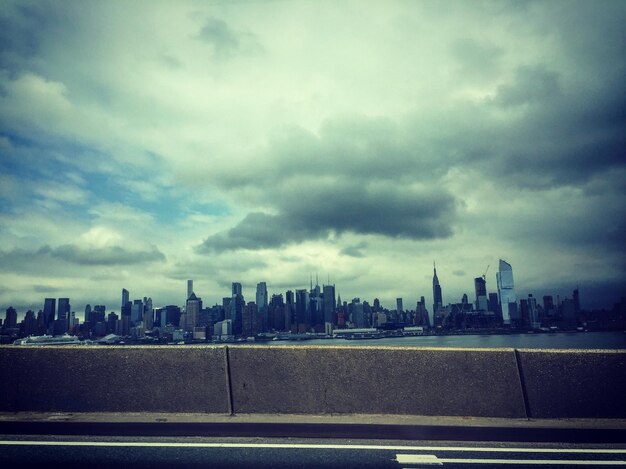 Photo city skyline against cloudy sky