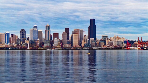 Photo city skyline against cloudy sky