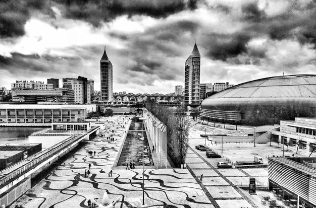 Photo city skyline against cloudy sky