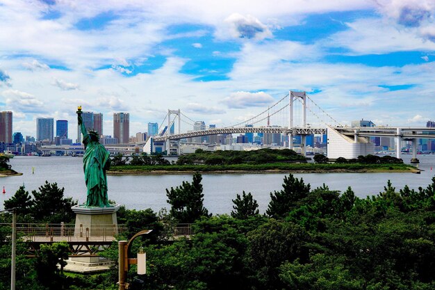 Photo city skyline against cloudy sky