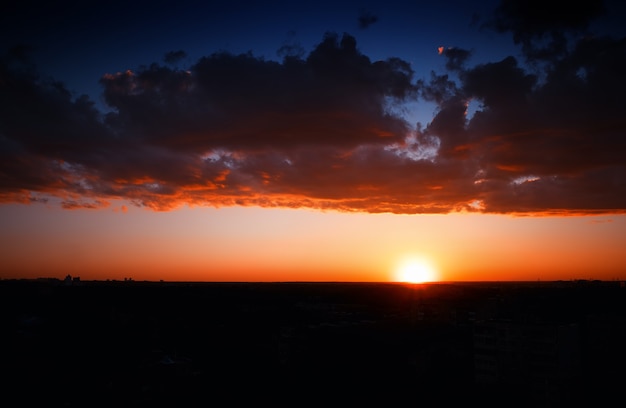 燃える夕日を背景に街のスカイライン