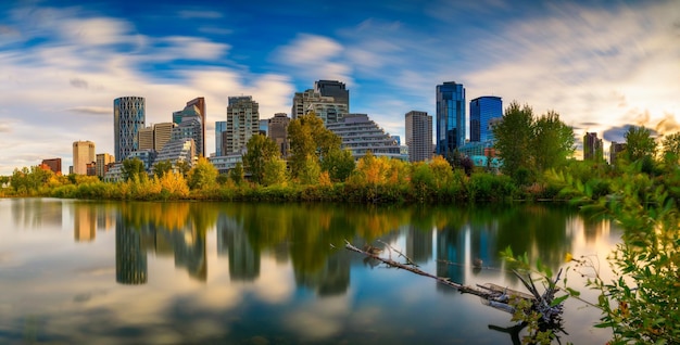 Photo city skyline of calgary with bow river canada