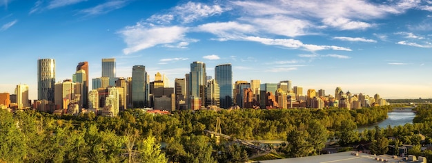 Foto skyline della città di calgary con bow river canada