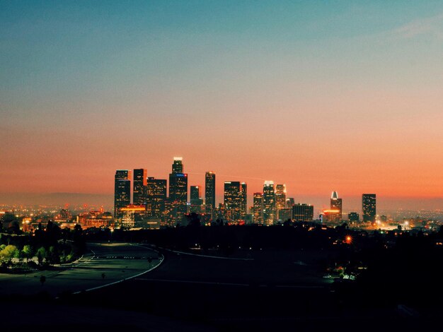 Photo city skyline at dusk